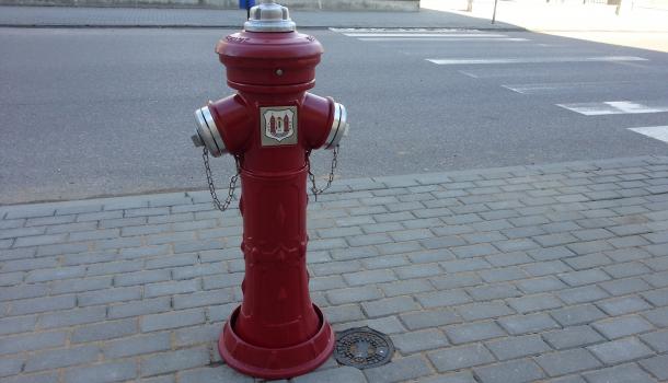 Hydrant w chodniku ulicy Żeromskiego