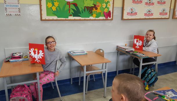 Pierwszoklasiści z SP nr 2 wykonali godło Polski