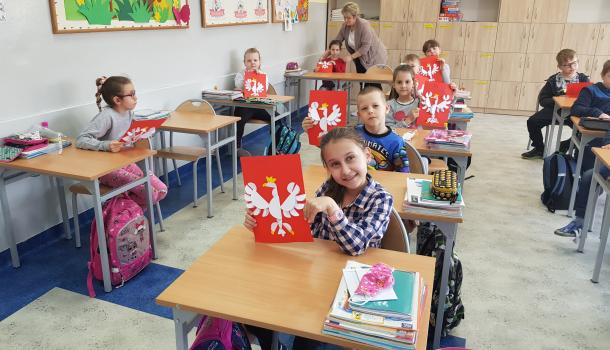 Pierwszoklasiści z SP nr 2 wykonali godło Polski