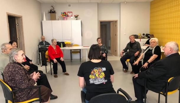 Grupa seniorów na spotkaniu w Dziennym Domu Senior +