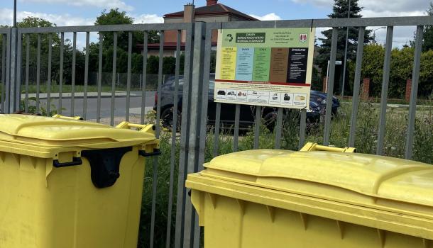 Oznakowane miejsce z pojemnikami na odpady przy ul. Wysokiej 7 (fot.: Magdalena Jankowska)