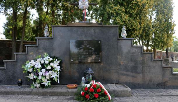 Pomnik bohaterów 1920 roku na cmentarzu parafialnym