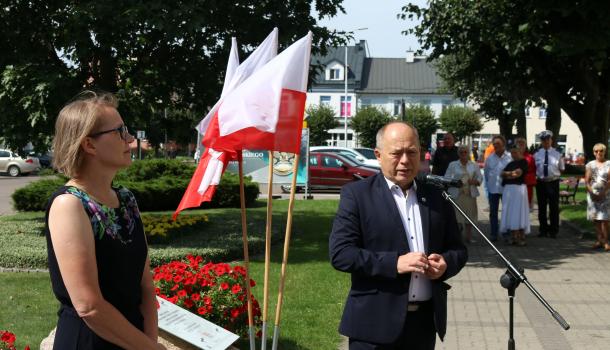 Dyrektor Muzeum Ziemi Zawkrzeńskiej Barbara Zaborowska i Przewodniczący Rady Miasta Mława Lech Prejs