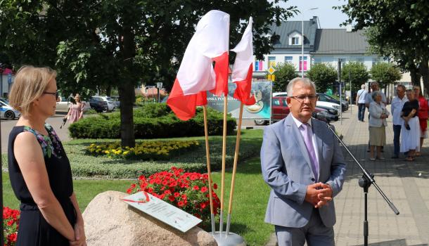 Dyrektor Muzeum Ziemi Zawkrzeńskiej Barbara Zaborowska i Starosta Mławski Jerzy Rakowski