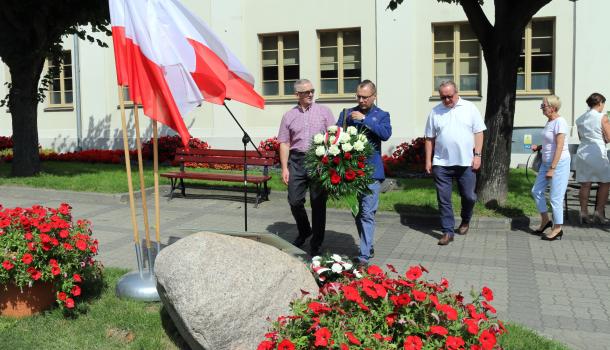 Składanie kwiatów pod głazem z tablicą poświęconą wyzwolicielom Mławy z 1920 roku