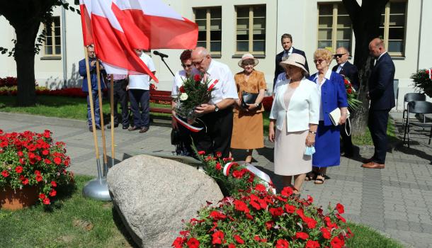 Składanie kwiatów pod głazem z tablicą poświęconą wyzwolicielom Mławy z 1920 roku
