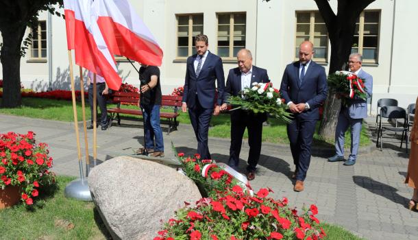 Składanie kwiatów pod głazem z tablicą poświęconą wyzwolicielom Mławy z 1920 roku