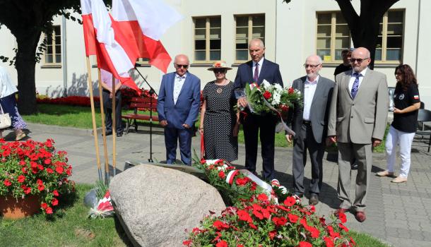 Składanie kwiatów pod głazem z tablicą poświęconą wyzwolicielom Mławy z 1920 roku