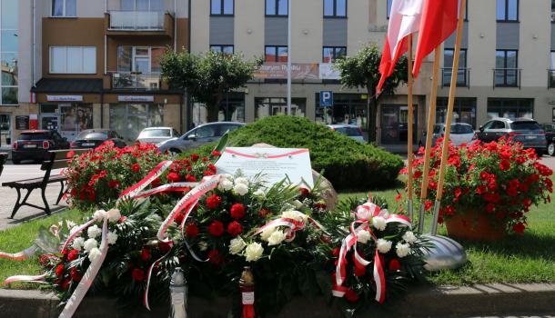 Głaz z tablicą poświęconą wyzwolicielom Mławy z 1920 roku