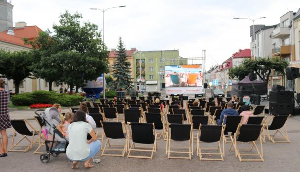 Weekendowe kino plenerowe - niedziela (18).JPG 5