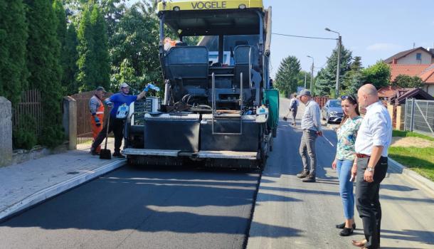 W budowę nawierzchni ulicy Dzierzgowskiej zaangażowała się radna Beata Gadomska