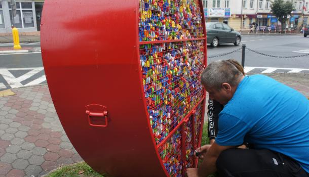 Rodzice Oskara odbierają nakrętki