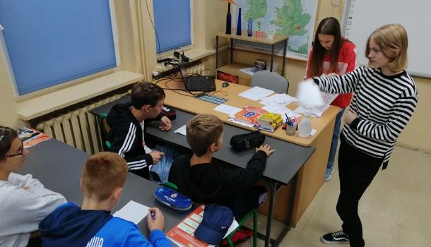 Dzień Kropki na lekcjach języka angielskiego w SP nr 7 w Mławie