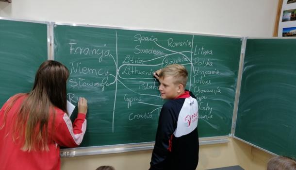 Dzień Kropki na lekcjach języka angielskiego w SP nr 7 w Mławie