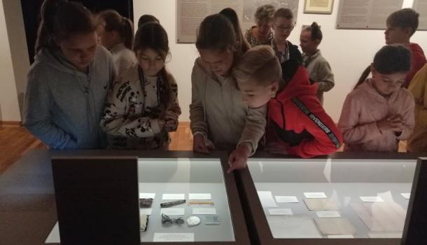 Uczniowie klas IVa i IVb  SP 3 z wizytą  w Muzeum Ziemi Zawkrzeńskiej