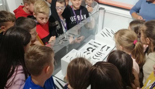 Uczniowie klas IVa i IVb  SP 3 z wizytą  w Muzeum Ziemi Zawkrzeńskiej