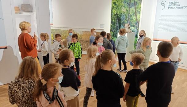 Uczniowie klas IVa i IVb  SP 3 z wizytą  w Muzeum Ziemi Zawkrzeńskiej