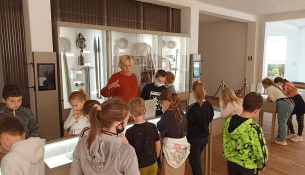 Uczniowie klas IVa i IVb  SP 3 z wizytą  w Muzeum Ziemi Zawkrzeńskiej