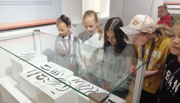 Uczniowie klas IVa i IVb  SP 3 z wizytą  w Muzeum Ziemi Zawkrzeńskiej
