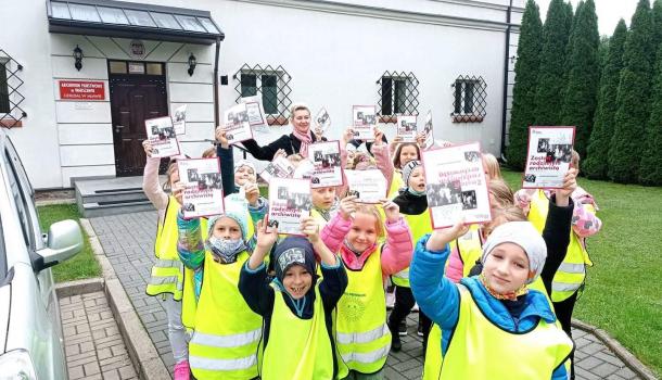 Wycieczka do Archiwum Państwowego - uczniowie z klasy II b Szkoły Podstawowej nr 7 w Mławie