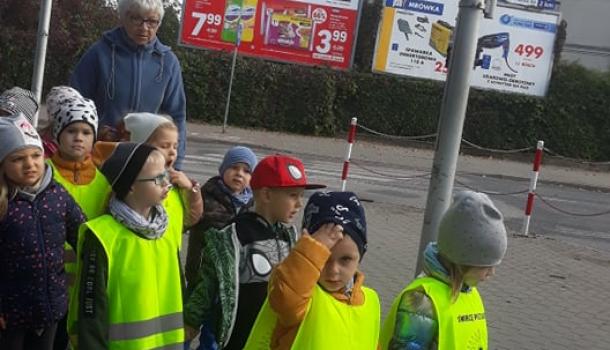 ''Słoneczka'' z MPS nr 3 w Mławie wybrały się na spacer edukacyjny po okolicy