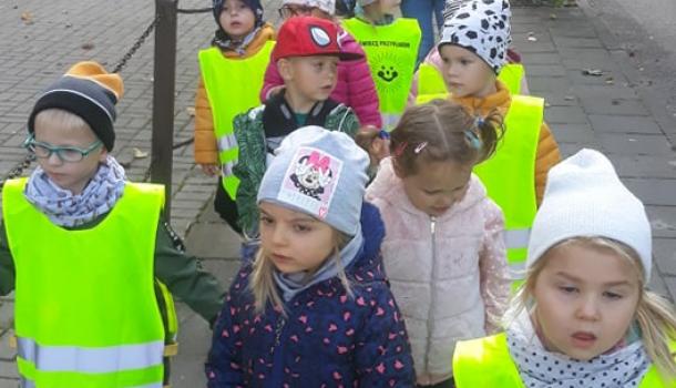 ''Słoneczka'' z MPS nr 3 w Mławie wybrały się na spacer edukacyjny po okolicy