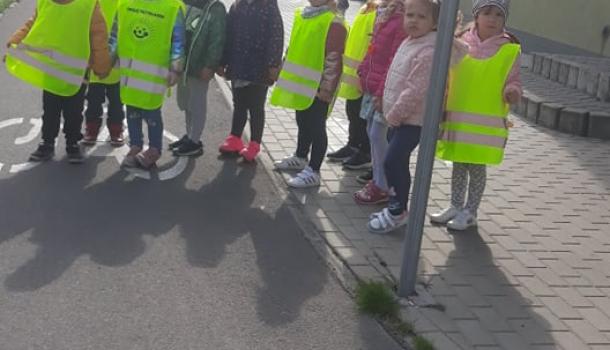 ''Słoneczka'' z MPS nr 3 w Mławie wybrały się na spacer edukacyjny po okolicy