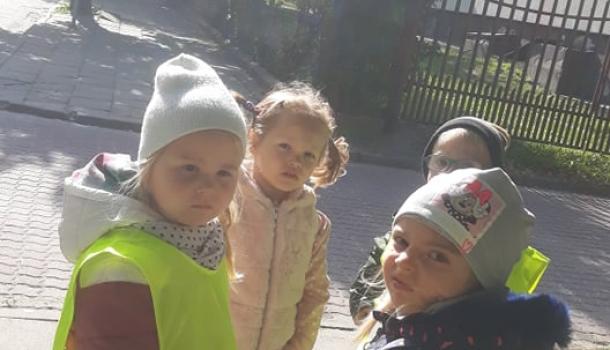 ''Słoneczka'' z MPS nr 3 w Mławie wybrały się na spacer edukacyjny po okolicy