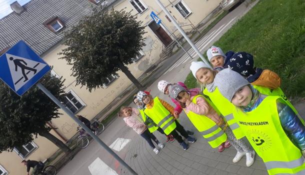 ''Słoneczka'' z MPS nr 3 w Mławie wybrały się na spacer edukacyjny po okolicy