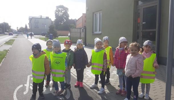 ''Słoneczka'' z MPS nr 3 w Mławie wybrały się na spacer edukacyjny po okolicy