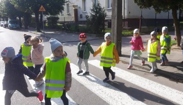 ''Słoneczka'' z MPS nr 3 w Mławie wybrały się na spacer edukacyjny po okolicy