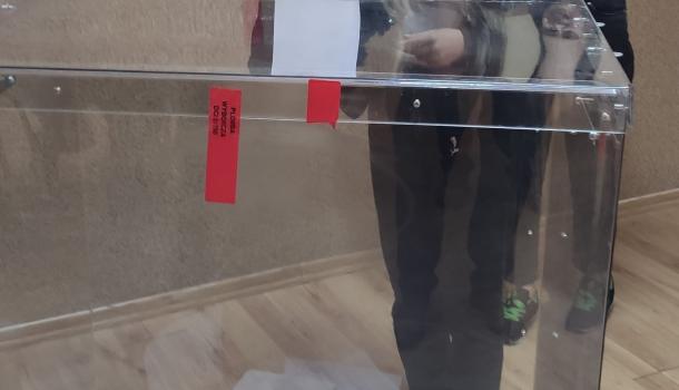 Oddawany głos podczas wyborów 