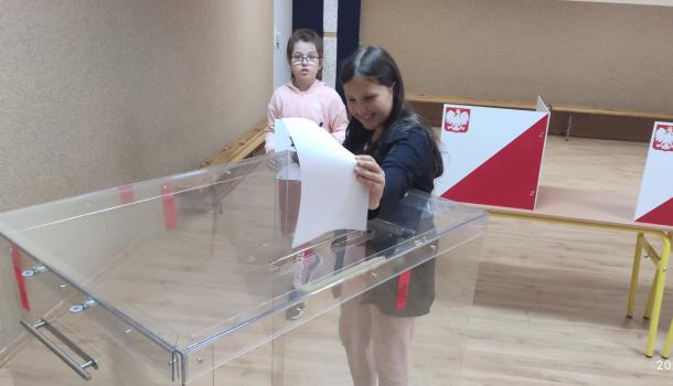 Wyborcy oddają swoje głosy 
