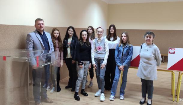 Okregowa Komisja Wyborcza wraz z opiekunami z SP 3