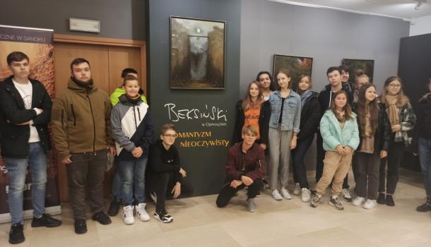 Zdjęcie radnych na wystawie prac Zdzisława Beksińskiego 