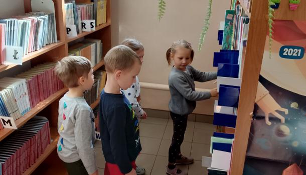 Przedszkolaki z grupy VI MPS nr 2 z wizytą w bibliotece szkolnej
