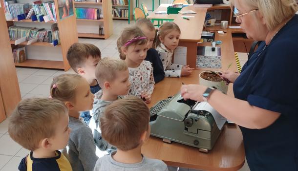 Przedszkolaki z grupy VI MPS nr 2 z wizytą w bibliotece szkolnej