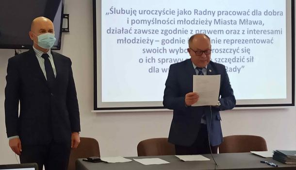 Przewodniczący Rady Miasta Mława odczytuje treść roty ślubowania 