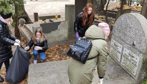 Wizyta uczniów SP 3 na Cmentarzu Wojskowym w Warszawie