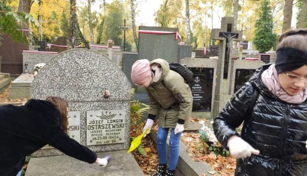 Wizyta uczniów SP 3 na Cmentarzu Wojskowym w Warszawie