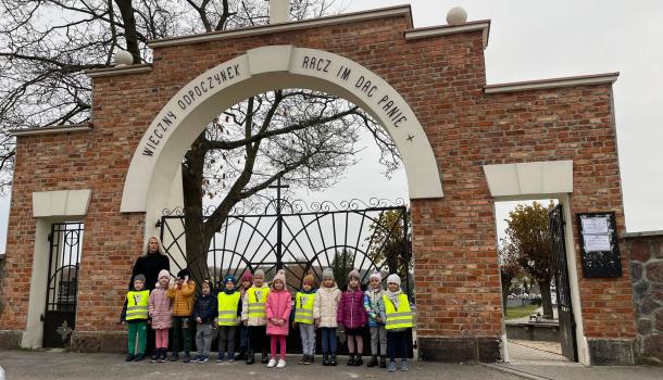 Pamiętamy o zmarłych – przedszkolaki z MPS nr 2 odwiedzają cmentarz