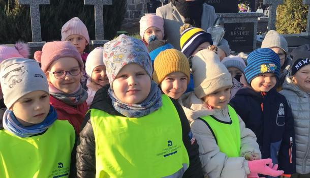 Pamiętamy o zmarłych – przedszkolaki z MPS nr 2 odwiedzają cmentarz