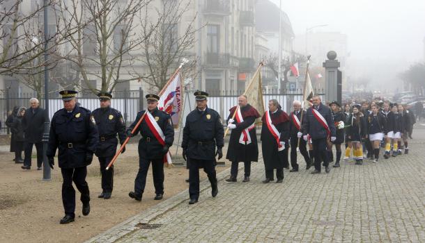 Przemarsz uczestników uroczystości do parku miejskiego