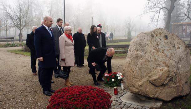 Składanie kwiatów przed Dębem Niepodległości