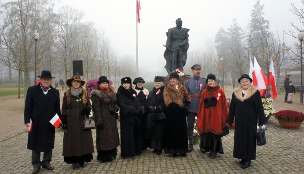 Przedstawiciele Stowarzyszenia Grupy Rekonstrukcji Historycznej Ludności Cywilnej Mława