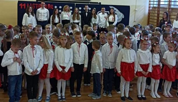 ''Mali Patrioci'' uroczysty apel z okazji Święta Niepodległości w wykonaniu grup Oa i Oc z gościnnym udziałem uczniów kl. VIIIb