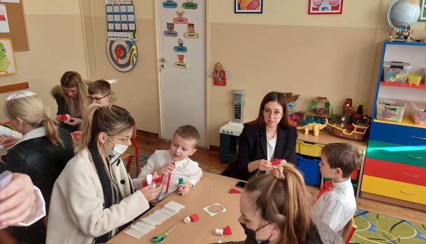 ''Mali Patrioci'' uroczysty apel z okazji Święta Niepodległości w wykonaniu grup Oa i Oc z gościnnym udziałem uczniów kl. VIIIb