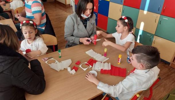 ''Mali Patrioci'' uroczysty apel z okazji Święta Niepodległości w wykonaniu grup Oa i Oc z gościnnym udziałem uczniów kl. VIIIb
