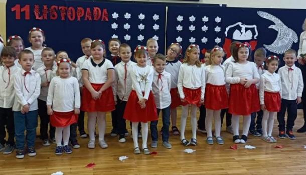 ''Mali Patrioci'' uroczysty apel z okazji Święta Niepodległości w wykonaniu grup Oa i Oc z gościnnym udziałem uczniów kl. VIIIb