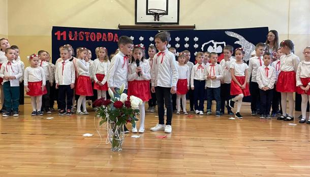 ''Mali Patrioci'' uroczysty apel z okazji Święta Niepodległości w wykonaniu grup Oa i Oc z gościnnym udziałem uczniów kl. VIIIb